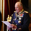 3. oktober: Kong Harald holder trontalen under Stortingets høytidelige åpning. Dronningen og Kronprinsen er også til stede. Foto: Heiko Junge / NTB scanpix